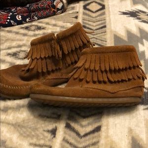 Minnetonka boots size 11 girls